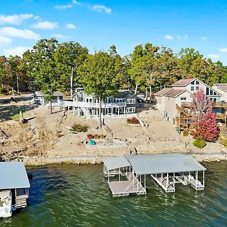 Villa Grand Getaway With Private Dock Near Coconuts
